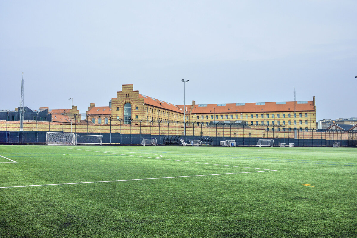 Vestre Gef�ngnis in Kopenhagen ist das gr��te Untersuchungsgef�ngnis D�nemarks. Es wurde 1895 erbaut und dient vor allem der Unterbringung von Untersuchungsh�ftlingen, die auf ihren Prozess warten. Das Gef�ngnis hat mehrere Fl�gel, eine Schule und medizinische Einrichtungen. Aufnahme: 24. M�rz 2026.
