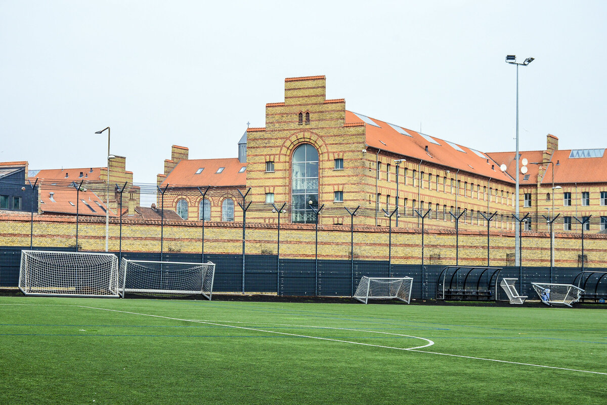 Vestre Gef�ngnis in Kopenhagen ist das gr��te Untersuchungsgef�ngnis D�nemarks. Es wurde 1895 erbaut und dient vor allem der Unterbringung von Untersuchungsh�ftlingen, die auf ihren Prozess warten. Das Gef�ngnis hat mehrere Fl�gel, eine Schule und medizinische Einrichtungen. Aufnahme: 24. M�rz 2026.