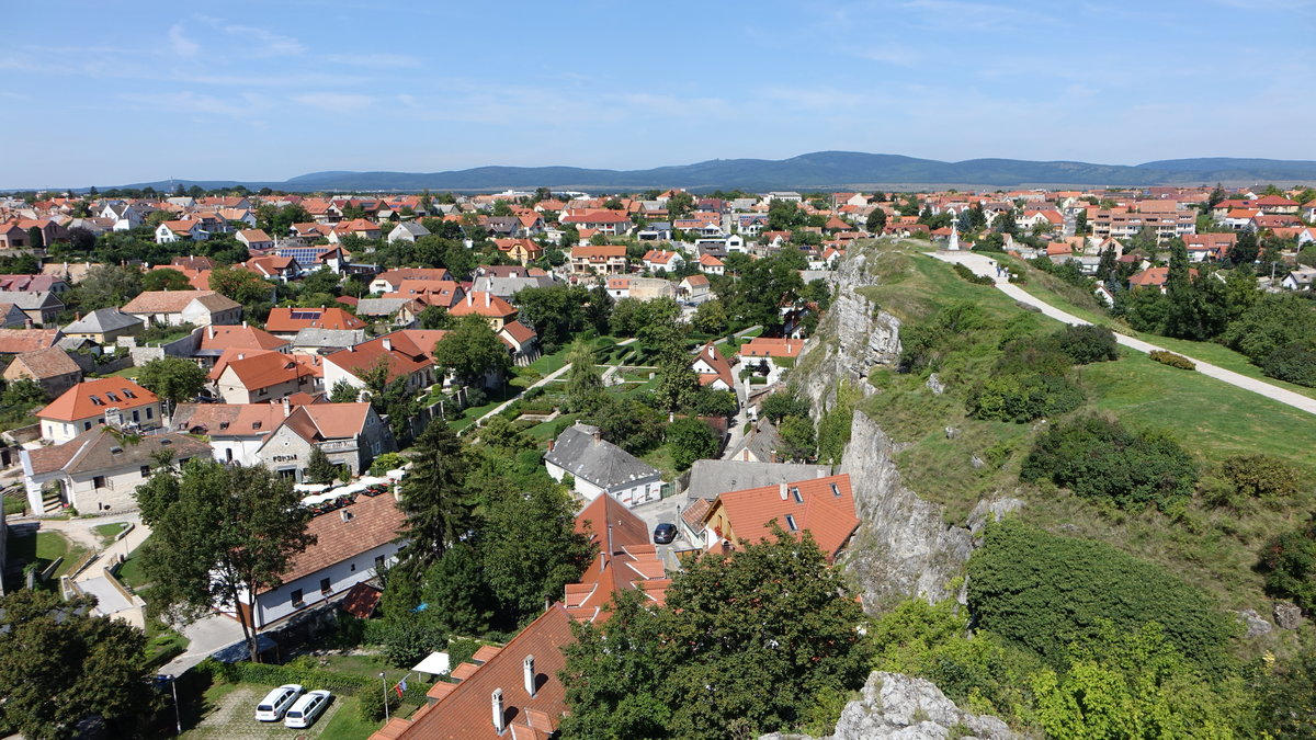 Veszprem, Aussicht vom Burgberg auf die Stadtviertel Veszpremvlgy und Pajtakert (27.08.2018)