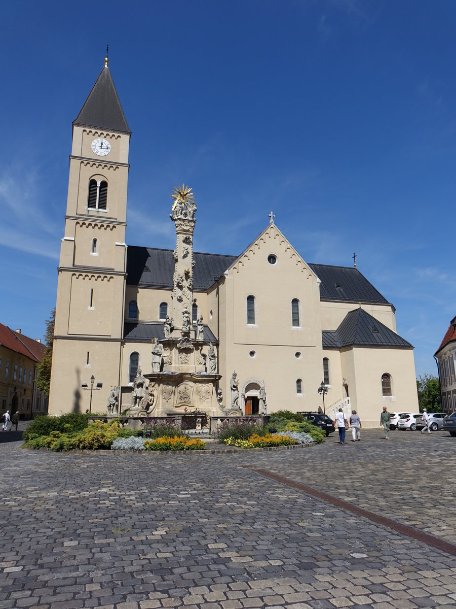Veszprem, Dom St. Michael, barock erbaut bis 1723, neuromanischer Umbau von 1907 bis 1910 durch Sandor Aigner (27.08.2018)