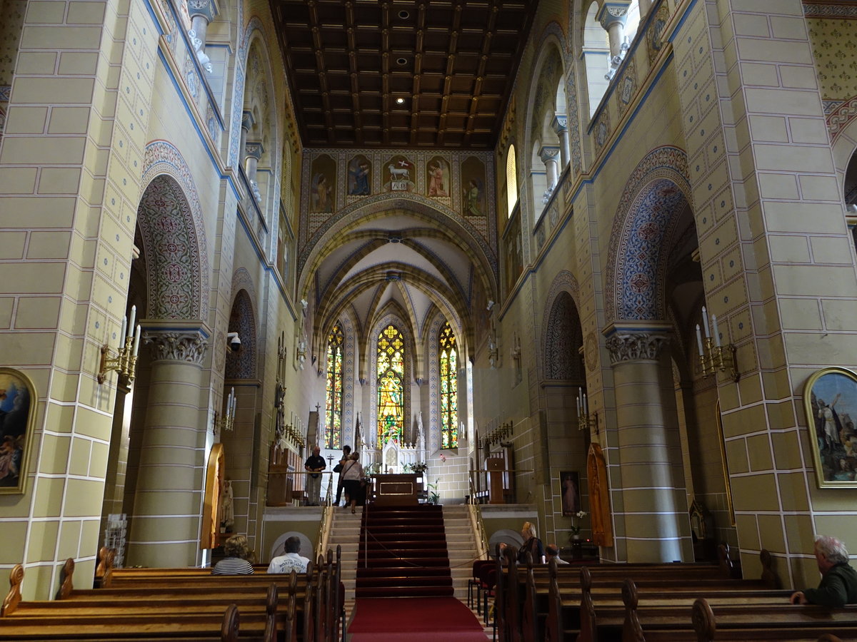 Veszprem, neuromanischer Innenraum des Dom St. Michael (27.08.2018)