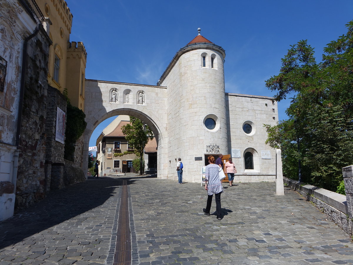 Veszprem, neuromanisches Heldentor in der Var Utca, erbaut 1936, heute Museum fr Burggeschichte (27.08.2018)