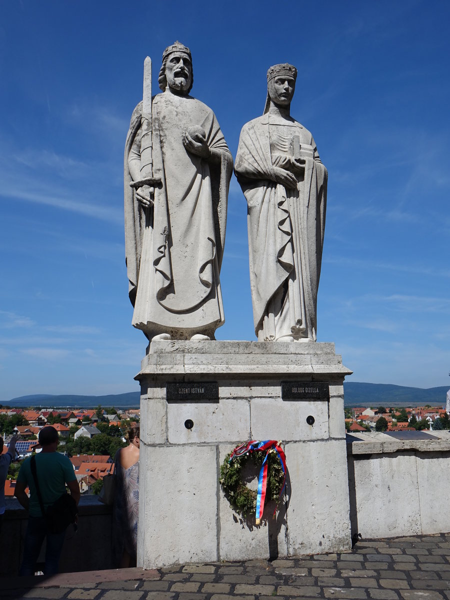Veszprem, Statuen des St. Istvan und der hl. Gizella Boldog am Ende der Var Utca (27.08.2018)