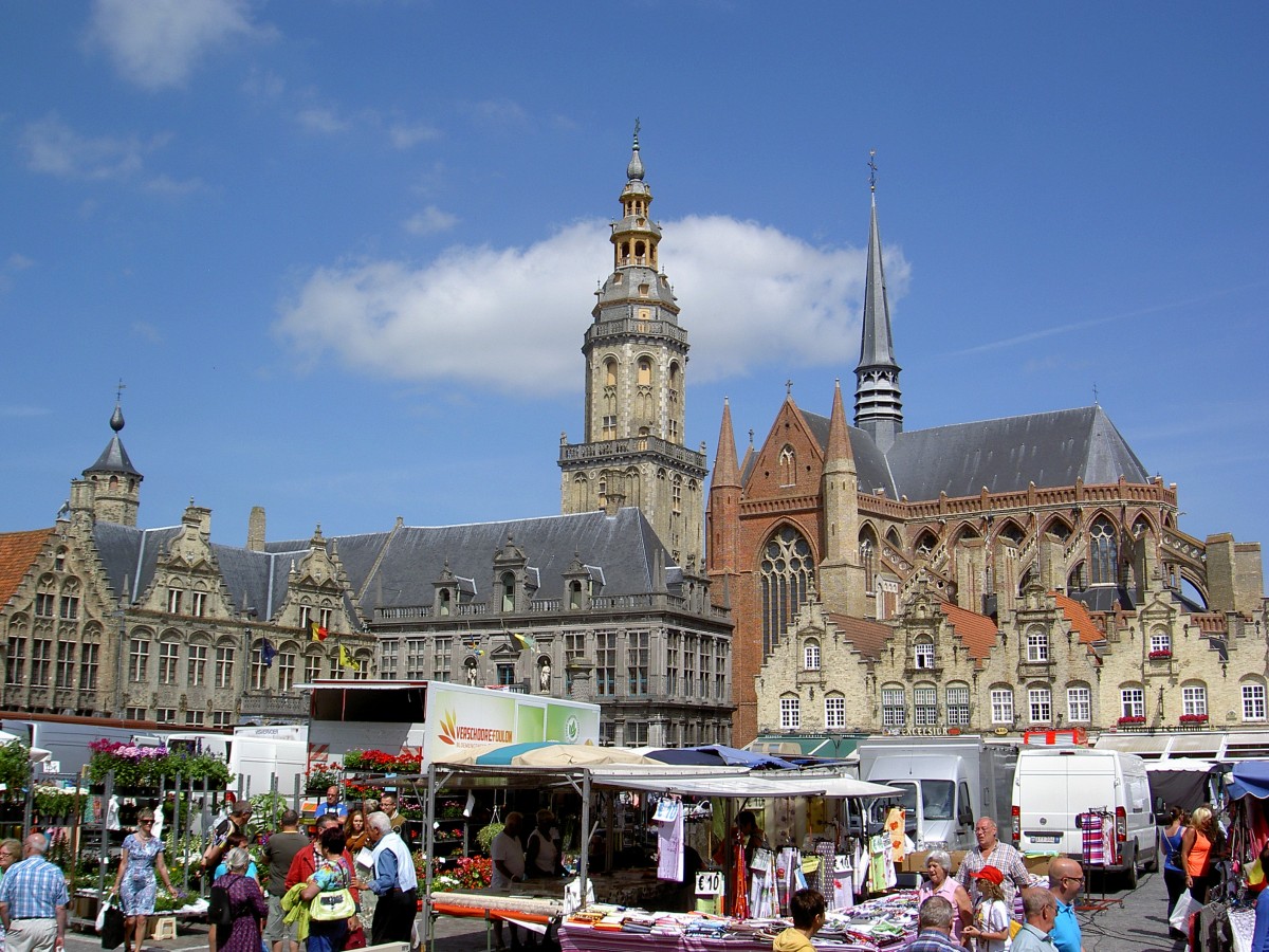 Veurne, Marktplatz mit Rathaus, Belfried und St. Walburga Kirche (02.07.2014)