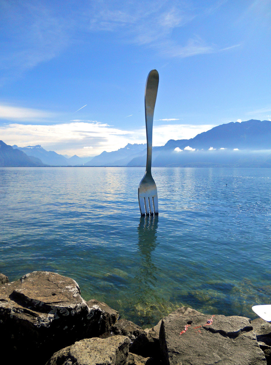 Vevey, Alimentarium. Die Gabel wurde vom Neuenburger Plastikknstler Jean-Pierre Zaugg zum 10-jhrigen Jubilum des Alimentariums erschaffen. Dieses Kunstwerk aus Inox–Stahl ist 8 Meter hoch und 1,3 Meter breit) - 14.10.2014