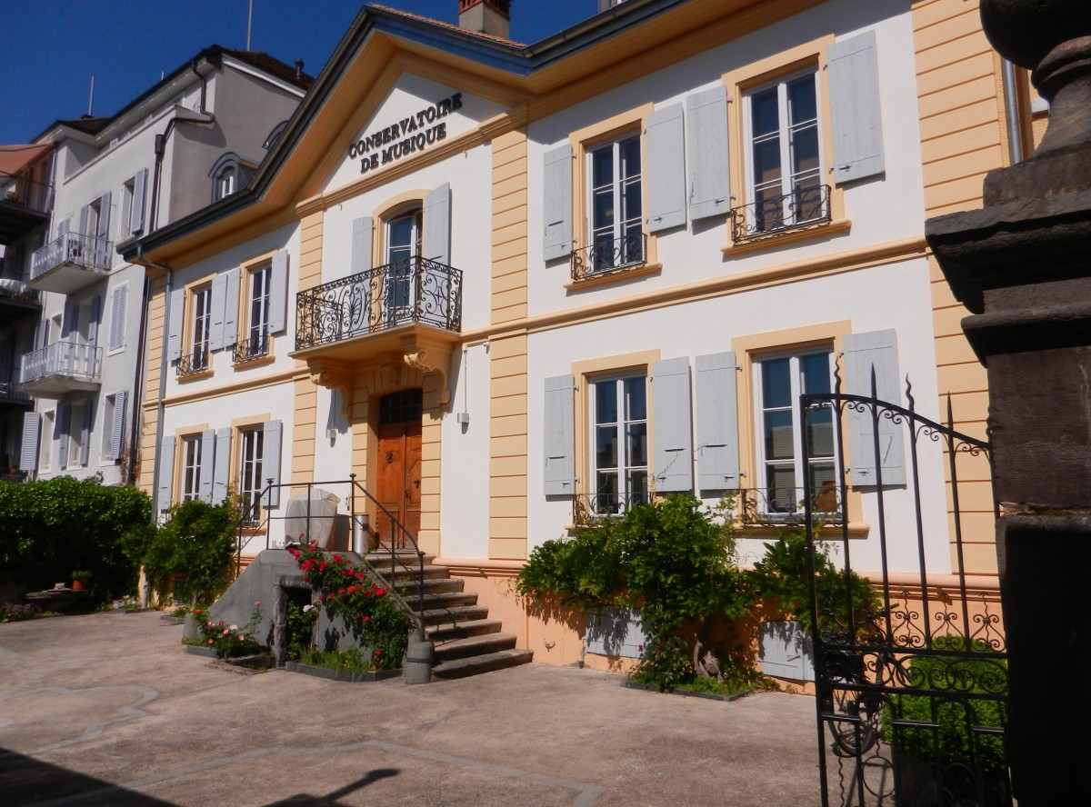 Vevey, Maison de Madame de Warens, jetzt Conservatoire de Musique. Aufgenommen am 13.06.2013. Hier, in die 60er Jahre, im ersten Stock, wohnte der Komponist und Dirigent Igor Markevitch (*1912 - †1983). Im Parterre war die Balletschule Gaby Defago