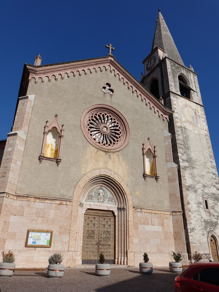 Vezzano, neugotische Pfarrkirche St. Vigilio und Valentino, erbaut im 19. Jahrhundert (01.11.2017)