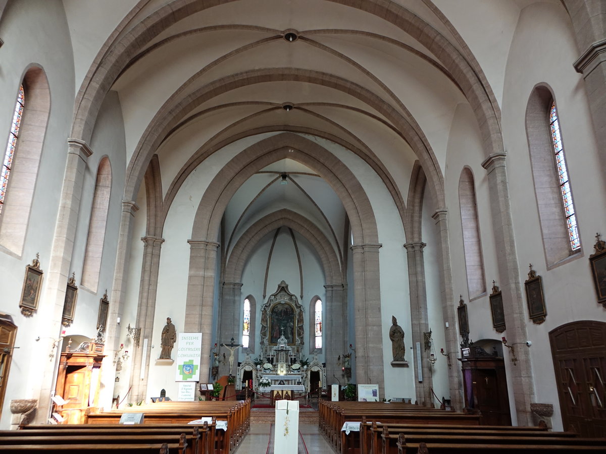 Vezzano, neugotischer Innenraum in der St. Vigilio und Valentino Kirche (01.11.2017)