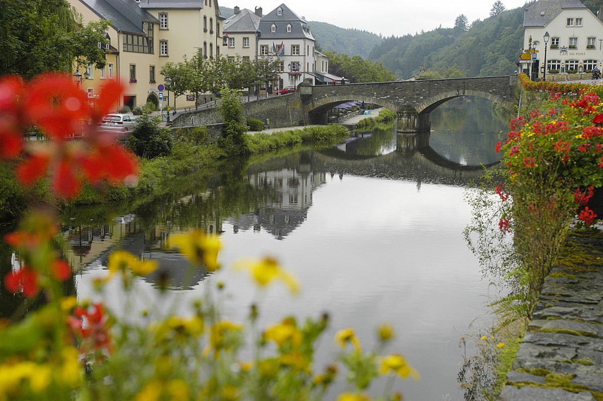 Vianden liegt im Nordosten von Luxemburg an der Grenze zum deutschen Land Rheinland-Pfalz, beiderseits des Grenzflusses Our. Der stlich der Our gelegene Teil von Vianden ist das einzige Gebiet Luxemburgs stlich der ansonsten die deutsch-luxemburgische Grenze bildenden Flsse Our, Sauer und Mosel (Gemeinschaftliches deutsch-luxemburgisches Hoheitsgebiet) und bildet damit fr wenige Kilometer den einzigen Grenzverlauf der beiden Staaten ber Land. Aufnahme: August 2007.