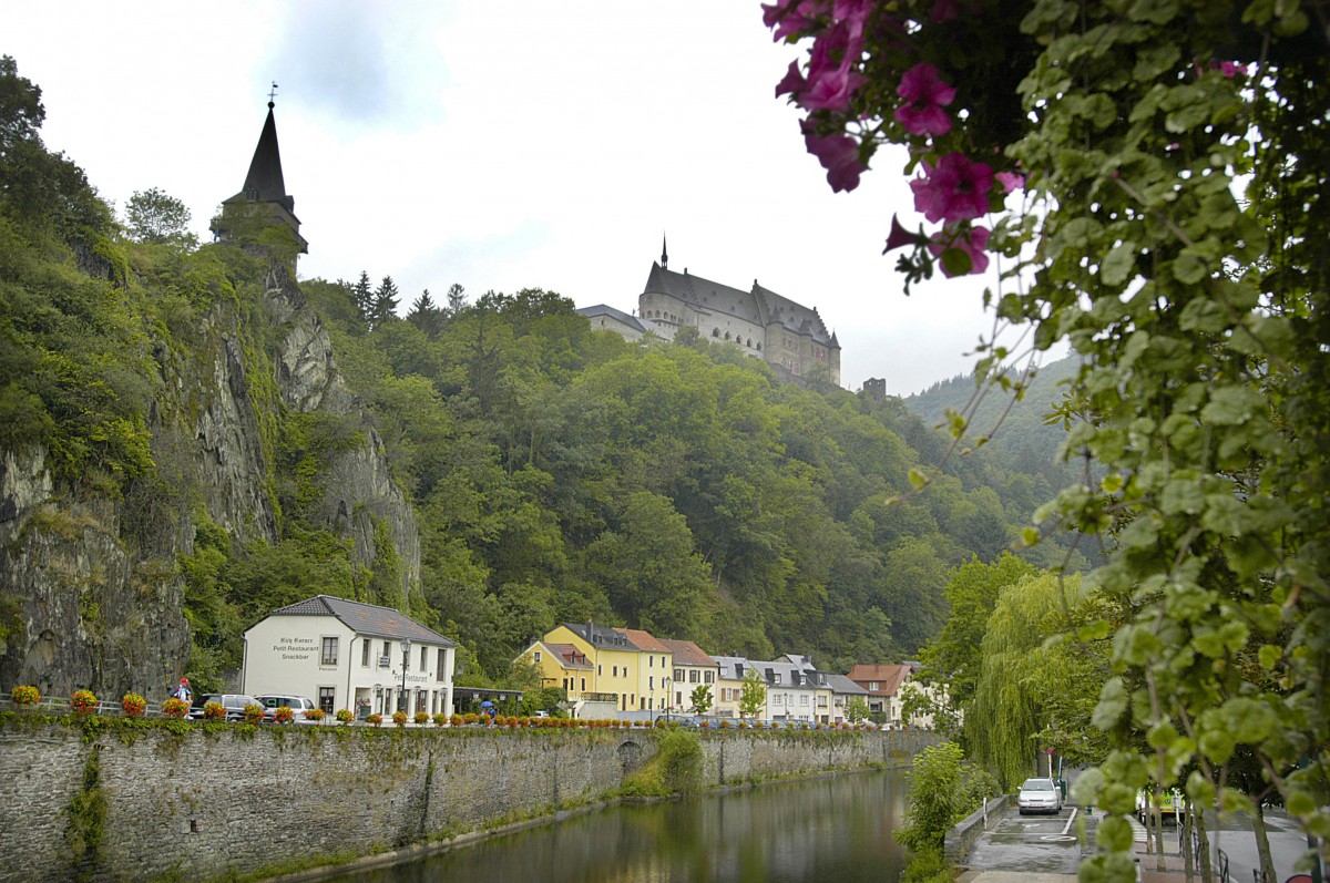 Vianden mit der berhmten Burg Vianden - eine gewaltige Anlage 85 Meter lang und 30 Meter breit. Hier residierten die Grafen von Vianden. Heute ist der Titel im niederlndischen Knigshaus an zu treffen. Die Stadt Vianden feierte 2008 ihr 700-jhriges Bestehen. Aufnahme: August: 2007.