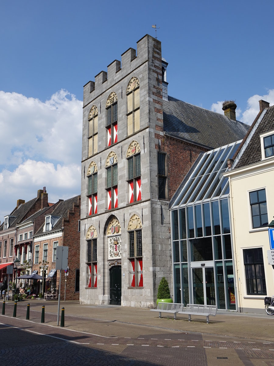 Vianen, Raadhuis am Markt, Backsteinrathaus mit hoher Steinfassade, erbaut Mitte des 15. Jahrhundert (12.05.2016)