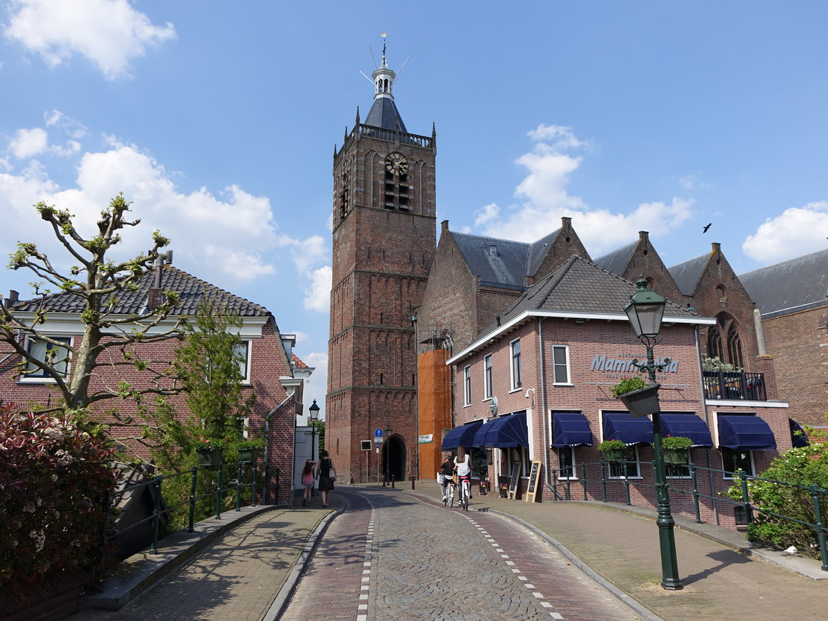 Vianen, sptgotische Ref. Kirche, erbaut im 14. Jahrhundert, Langhaus neu erbaut 1542 (12.05.2016)