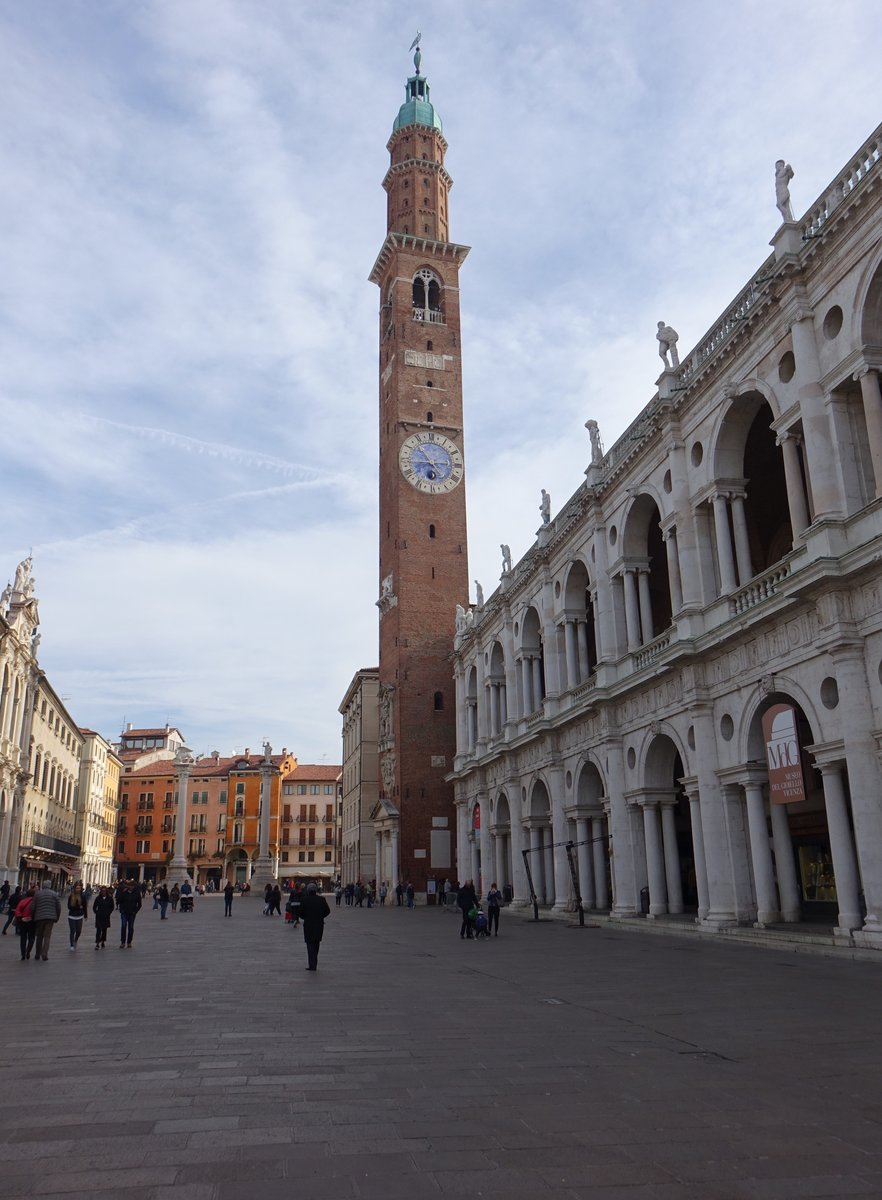 Vicenza, Basilica Palladiana oder Palazzo della Ragione mit dem Turm Torre di Piazza, erbaut ab 1549 durch Andrea della Gondola (28.10.2017)