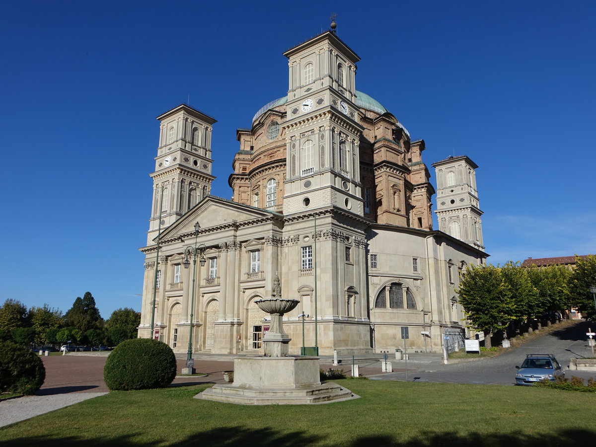 Vicoforte, Santuario di Vicoforte, im barocken Stil erbaut von 1592 bis 1733, dessen gewaltige Kuppel mit einer Hhe von 75 Metern und einem Durchmesser von 35 Metern die grte elliptische Kuppel der Welt ist. Seit Dezember 2017 ist die Wallfahrtskirche die Ruhesttte des dritten italienischen Knigs Viktor Emanuel III. und seiner Gemahlin Elena von Montenegro (03.10.2018)