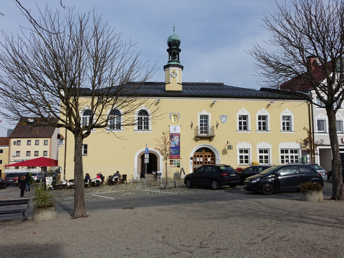 Viechtach, ehem. Rathaus am Stadtplatz, zweigeschossiger breitgelagerter Walmdachbau, erbaut im 17. Jahrhundert (04.11.2017)