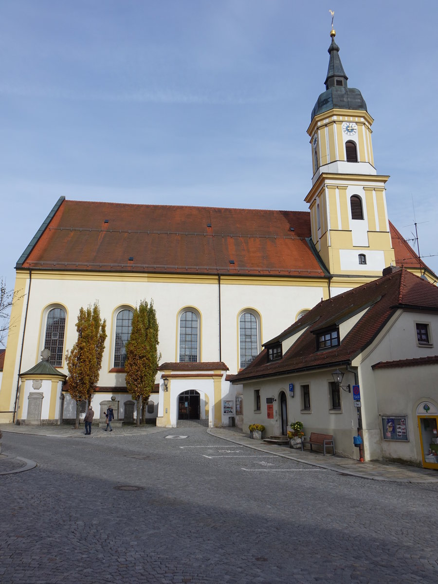 Viechtach, katholische Stadtpfarrkirche St. Augustinus, Wandpfeilerkirche mit Steildach und eingezogenem, dreiseitig geschlossenem Chor, erbaut bis 1760 (04.11.2017)