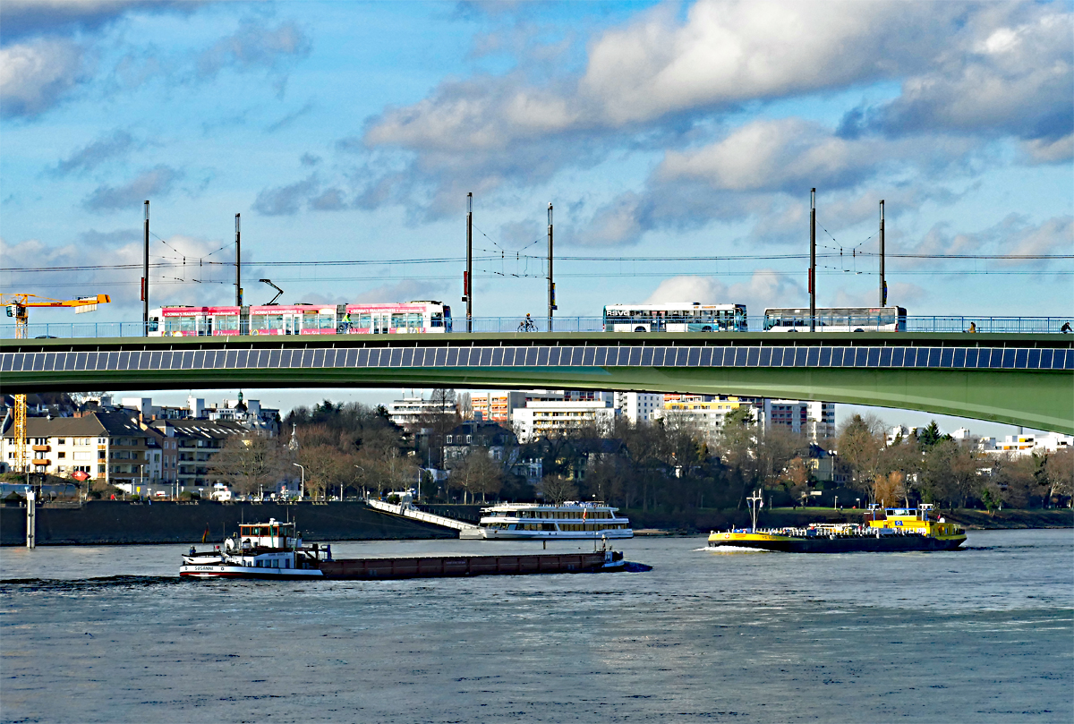 Viel Verkehr auf und unter der Kennedybrcke (Rhein) in Bonn - 16.01.2020