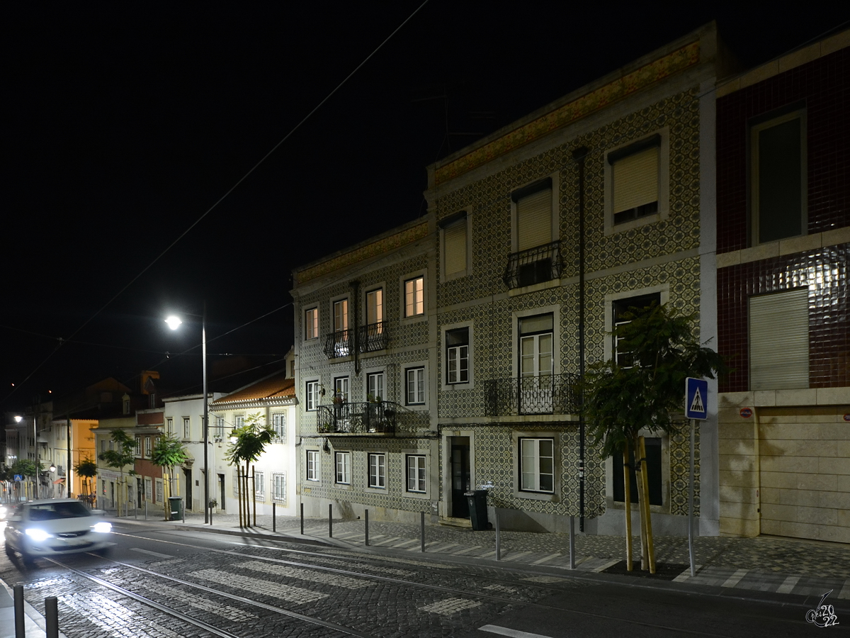 Viele Fassaden der Häuser in Portugal bestehen aus bemalten und glasierten Keramikfliesen (Azulejos). (Lissabon, Januar 2017)