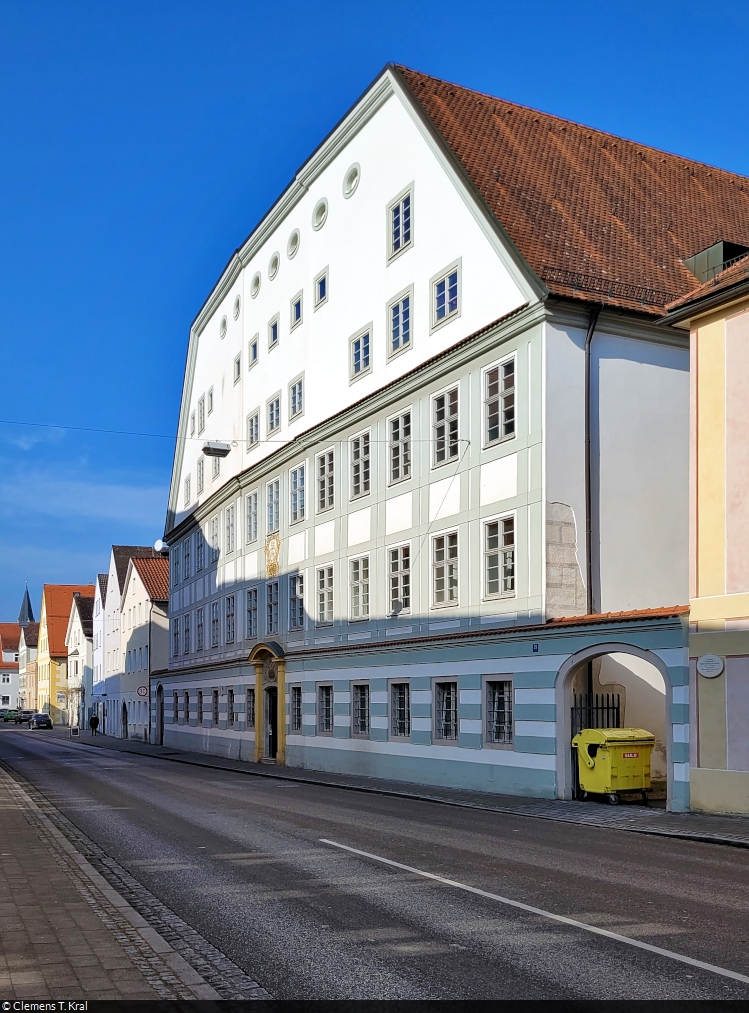 Viele Gebude in Eichsttt gehren der Katholischen Universitt Eichsttt-Ingolstadt. So auch das ehemalige Waisenhaus an der Ostenstrae, in dem sich die Bereiche Journalistik und Psychologie befinden.

🕓 16.2.2023 | 12:33 Uhr