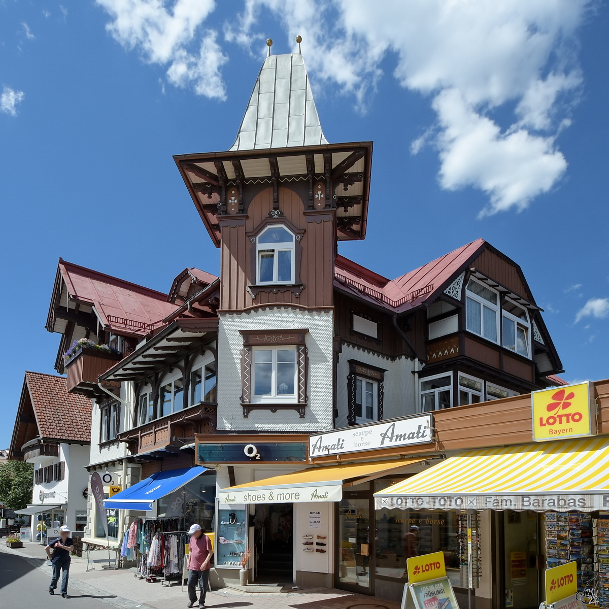 Viele kleine Geschfte im Oberstdorfer Zentrum laden zum Shopping ein. (Juli 2017)