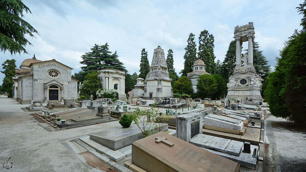 Viele kleine und groe Grabsttten auf dem Zentralfriedhof von Mailand. (Juni 2022)
