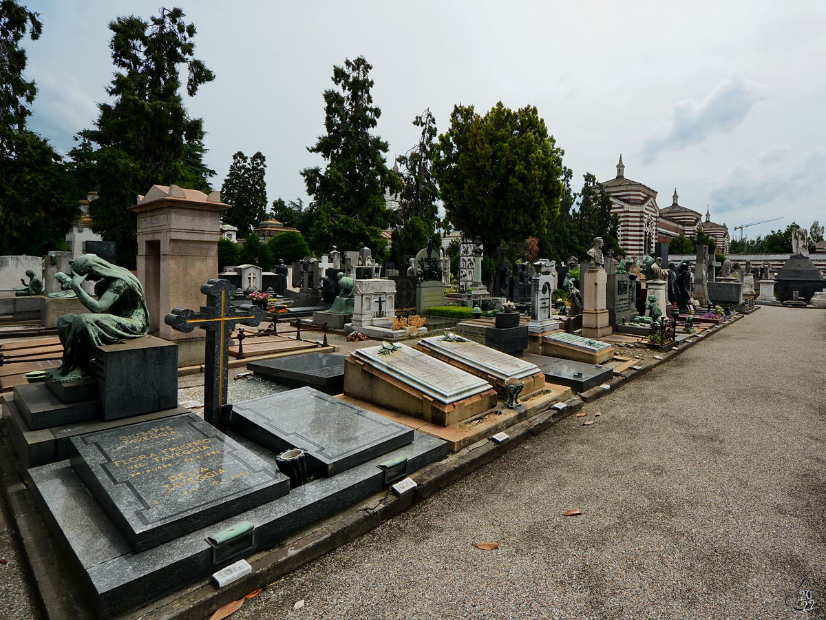 Viele kleine und groe Grabsttten befinden sich auf dem Zentralfriedhof von Mailand. (Juni 2022)