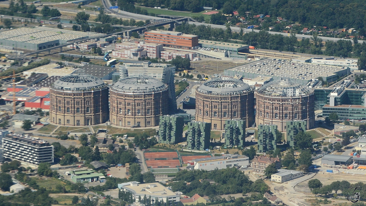 Vier in der Fassade erhaltene, ehemalige Gasbehlter aus dem Jahr 1896 wurden von 1999 bis 2001 zu einem Entertainmentcenter, etliche Wohnungen, einem Studentenheim und eine Veranstaltungshalle umgebaut. (Wien-Simmering, August 2013)