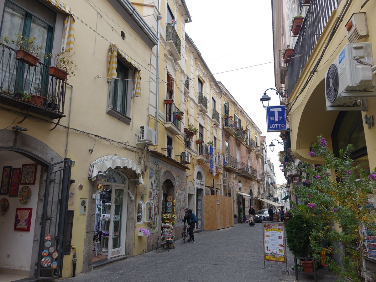 Vietri sul Mare, Huser und Geschfte am Corso Umberto I. (25.02.2023)