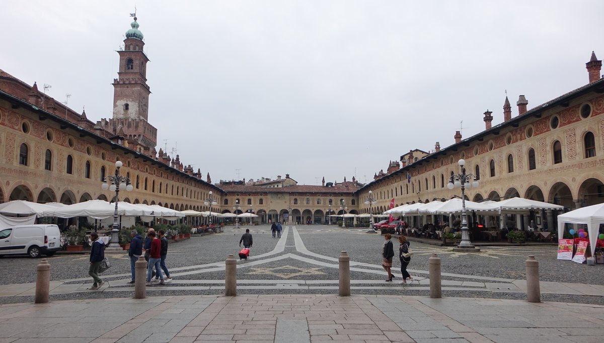 Vigevano, Piazza Ducale, erbaut ab 1492 durch Ludovico il Moro (06.10.2018)