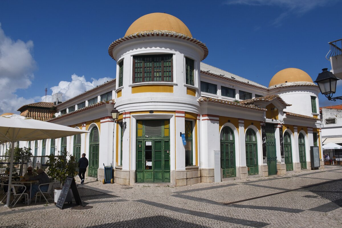 VILA REAL DE SANTO ANTNIO, 22.03.2022, die ehemalige Markthalle in der Rua 5 de Outubro, in der jetzt ein Kulturzentrum untergebracht ist