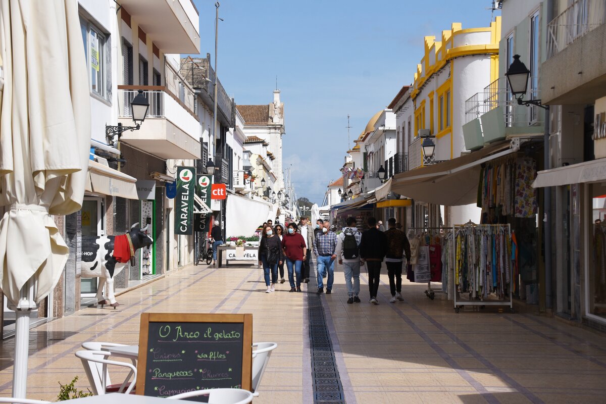 VILA REAL DE SANTO ANTNIO, 22.03.2022, in der Rua Dr. Tofilo Braga, eine der Haupteinkaufsstraen