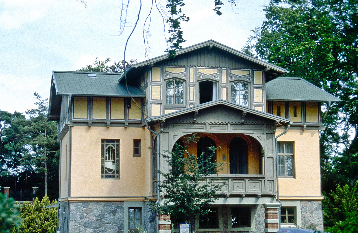 Villa in Ahlbeck auf der Insel Usedom. Bild vom Dia. Aufnahme: Juli 2001.