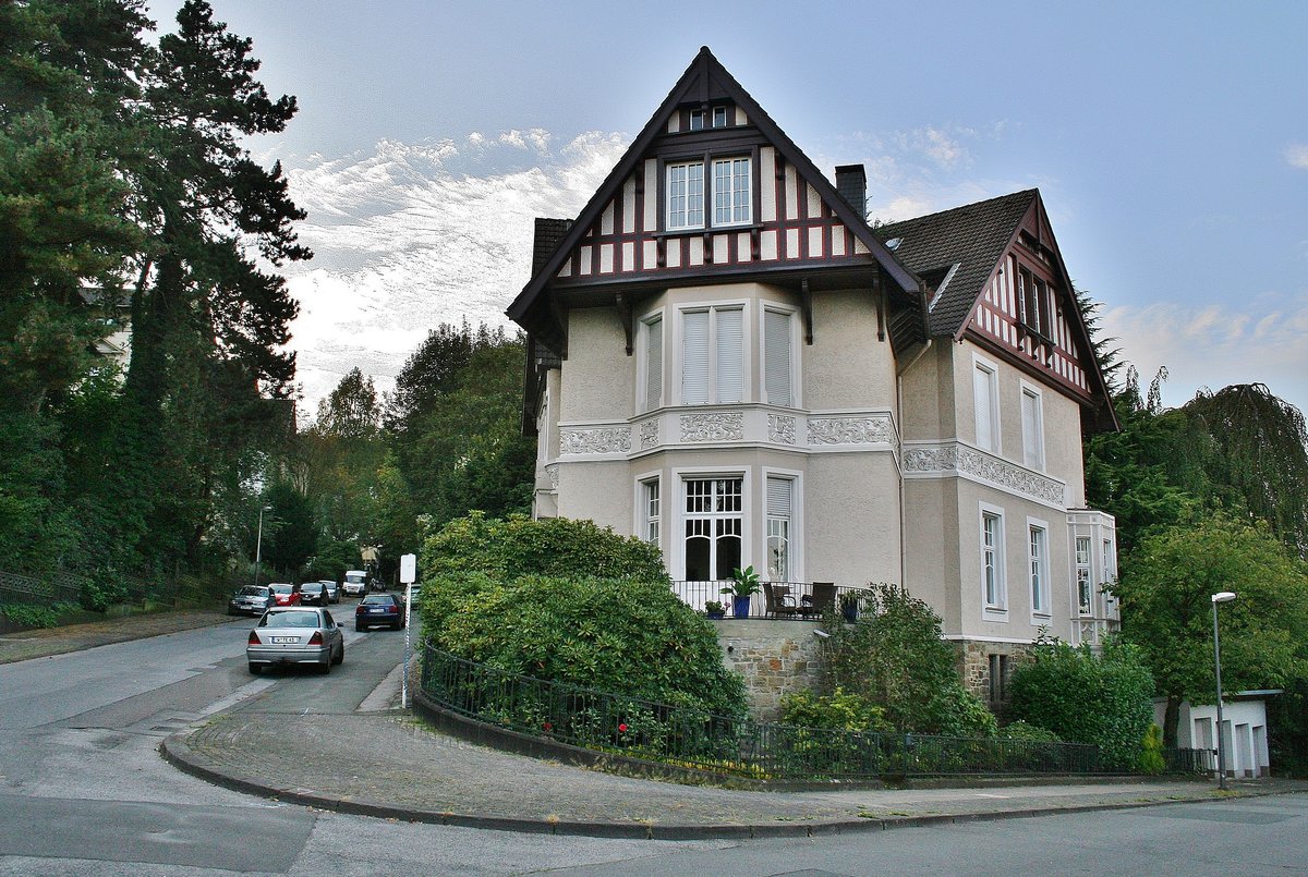 Villa an der Moltke-, Ecke, Goebenstrae im Briller-Viertel in Wuppertal.

Das grte zusammenhngende Villen-Viertel Deutschlands, das Briller-Viertel in Wuppertal, lockt mit fast 300 dieser Prachtexemplare, auf die Hhenzge nah der Innenstadt und der kleinen aber feinen  Altstadt , dem Luisenviertel, dass sich mit den umliegenden, riesigen Bestnden an Grnderzeit- und Jugendstilbauten z.B. auf dem lberg, immer mehr zum Kreuzberg NRW's und dem kreativen Kietz schlechthin entwickelt. Eine der dortigen Villen, ist die als  Galerie Parnass  in der Kunstwelt legendre und berhmte Villa Jaehrling, in der, wie es die FAZ beschrieb, 1963 eine der Schlsselausstellungen des 20 Jahrhunderts mit Joseph Beuys, Bazon Brock, Charlotte Moorman, Nam June Paik, Eckart Rahn, Tomas Schmit und Wolf Vostell stattfand. Das Happening war der Kristallisations-Punkt der Fluxus-Bewegung in Deutschland. Ferner wohnten unter anderem die Dichterin Else-Lasker-Schler, Bayer und IG-Farben-Chef Carl Duisberg und Johannes Rau im Briller-Viertel. 03.10.2011