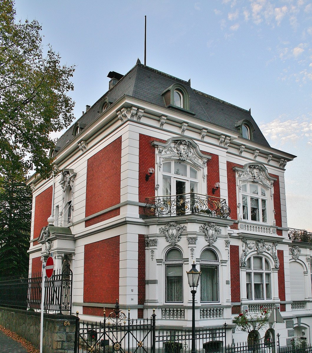 Villa an der Sadowastrae im Wuppertaler Briller-Viertel.

Das grte zusammenhngende Villen-Viertel Deutschlands, das Briller-Viertel in Wuppertal, lockt mit fast 300 dieser Prachtexemplare, auf die Hhenzge nah der Innenstadt und der kleinen aber feinen  Altstadt , dem Luisenviertel, das sich mit den umliegenden, riesigen Bestnden an Grnderzeit- und Jugendstilbauten z.B. auf dem lberg, immer mehr zum Kreuzberg NRW's und dem kreativen Kietz schlechthin entwickelt. Eine der dortigen Villen, ist die als  Galerie Parnass  in der Kunstwelt legendre und berhmte Villa Jaehrling, in der, wie es die FAZ beschrieb, 1963 eine der Schlsselausstellungen des 20 Jahrhunderts mit Joseph Beuys, Bazon Brock, Charlotte Moorman, Nam June Paik, Eckart Rahn, Tomas Schmit und Wolf Vostell stattfand. Das Happening war der Kristallisations-Punkt der Fluxus-Bewegung in Deutschland. Ferner wohnten unter anderem die Dichterin Else-Lasker-Schler, Bayer und IG-Farben-Chef Carl Duisberg und Johannes Rau im Briller-Viertel. 03.10.2011