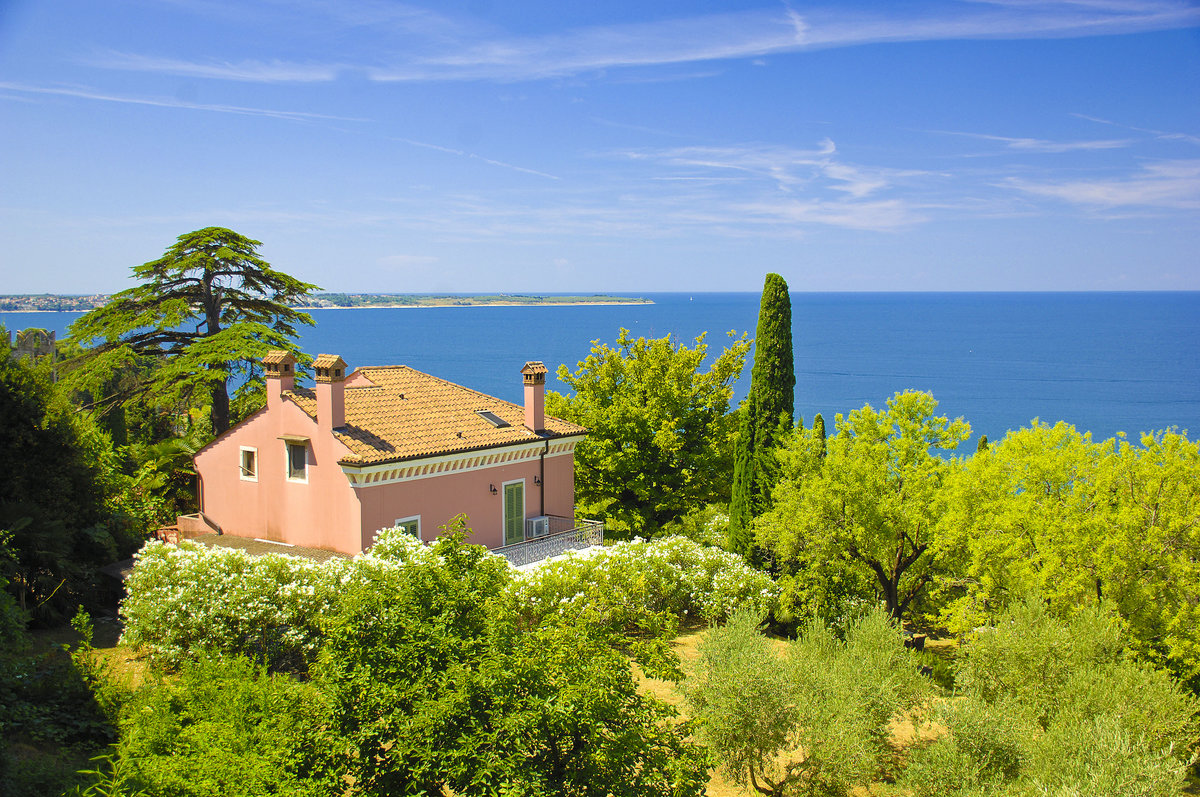 Villa in Piran in Slowenien. Im Hintergrund ist das Adriatische Meer zu sehen. Aufnahme: 26. juli 2016.