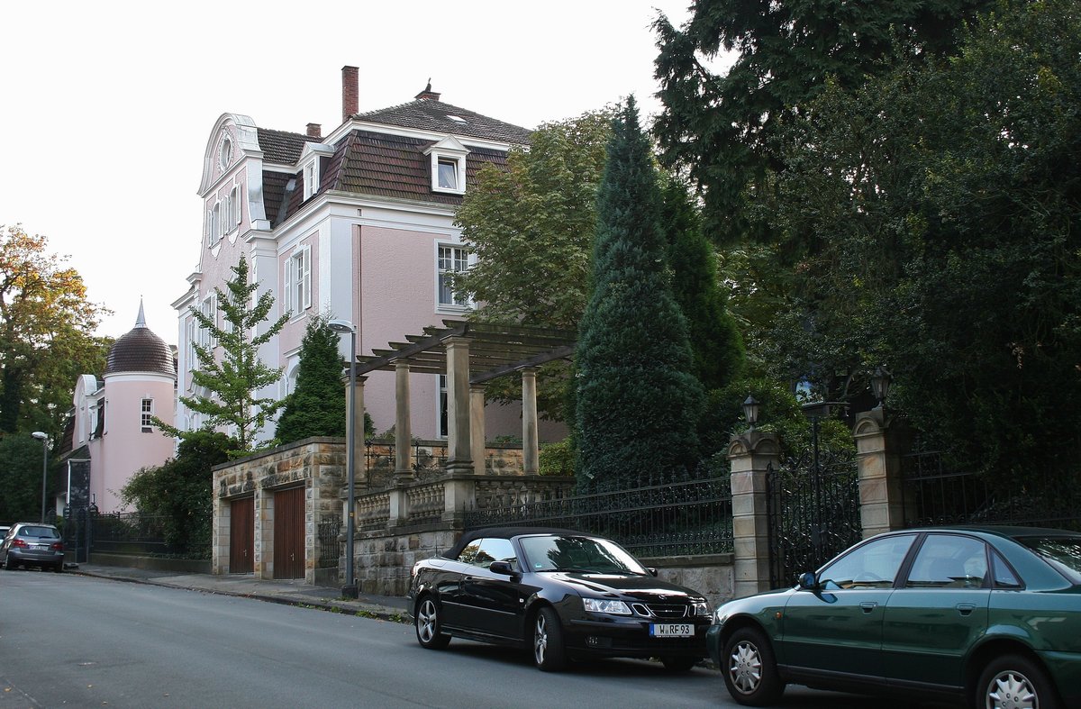 Villa in der Viktoriastrae im Briller-Viertel / Wuppertal.  

Das grte zusammenhngende Villen-Viertel Deutschlands, das Briller-Viertel in Wuppertal, lockt mit fast 300 dieser Prachtexemplare, auf die Hhenzge nah der Innenstadt und der kleinen aber feinen  Altstadt , dem Luisenviertel, das sich mit den umliegenden, riesigen Bestnden an Grnderzeit- und Jugendstilbauten z.B. auf dem lberg, immer mehr zum Kreuzberg NRW's und dem kreativen Kietz schlechthin entwickelt. Eine der dortigen Villen, ist die als  Galerie Parnass  in der Kunstwelt legendre und berhmte Villa Jaehrling, in der, wie es die FAZ beschrieb, 1963 eine der Schlsselausstellungen des 20 Jahrhunderts mit Joseph Beuys, Bazon Brock, Charlotte Moorman, Nam June Paik, Eckart Rahn, Tomas Schmit und Wolf Vostell stattfand. Das Happening war der Kristallisations-Punkt der Fluxus-Bewegung in Deutschland. Ferner wohnten unter anderem die Dichterin Else-Lasker-Schler, Bayer und IG-Farben-Chef Carl Duisberg und Johannes Rau im Briller-Viertel. 03.10.2011