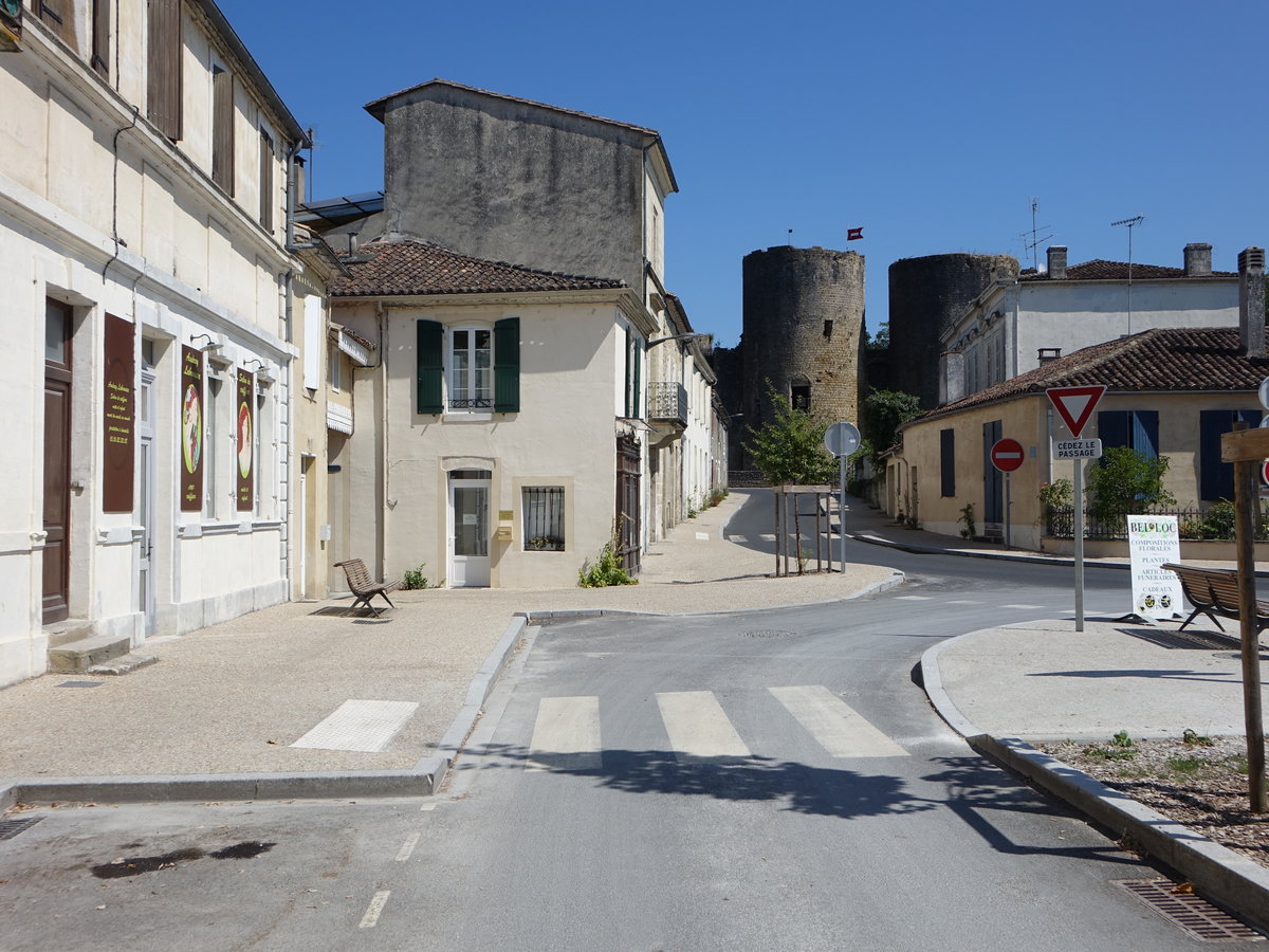 Villandraut, Huser am Place General de Gaulle mit Blick auf das Chateau (25.07.2018)