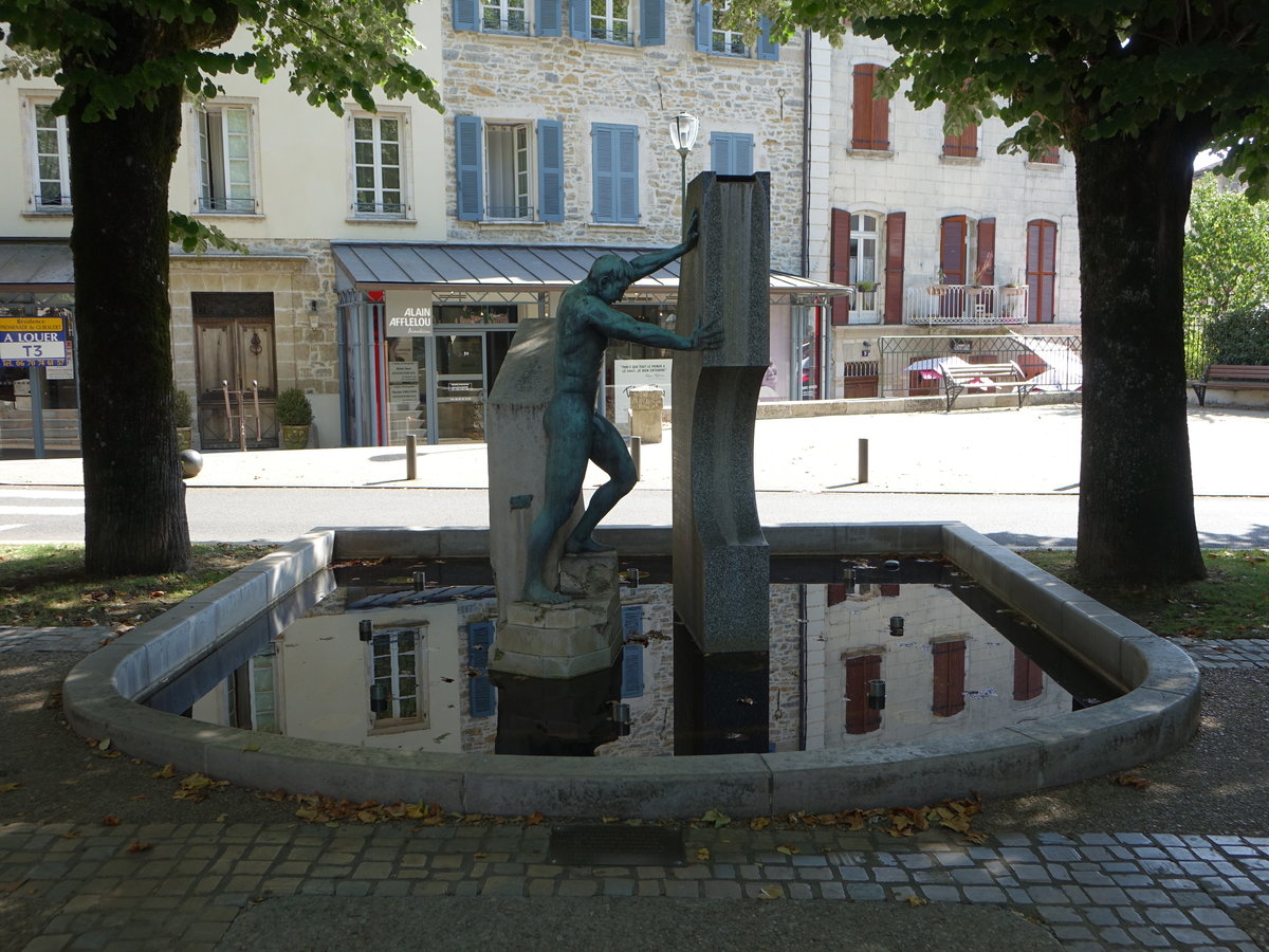 Villefranche-de-Rouergue, Brunnen am Place Bernard Lhez (30.07.2018)