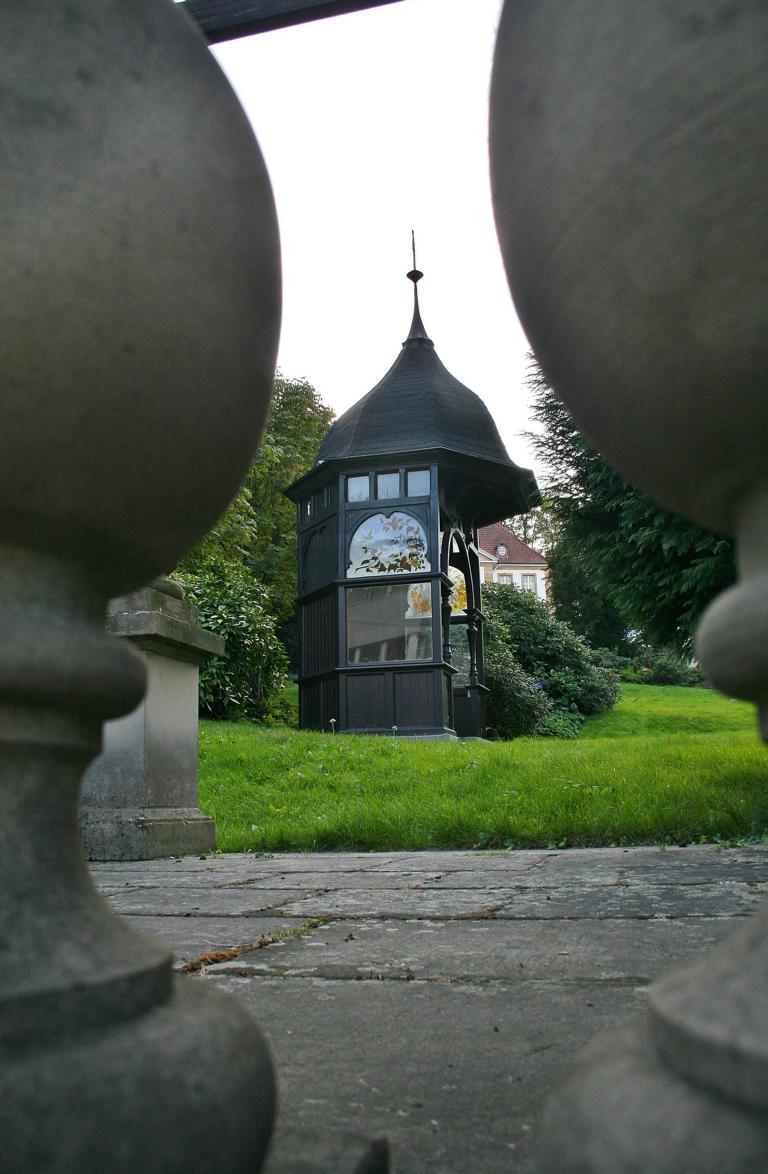 Villen-Garten mit altem Pavillion in der Viktoriastrae im Briller-Viertel in Wuppertal.

Das grte zusammenhngende Villen-Viertel Deutschlands, das Briller-Viertel in Wuppertal, lockt mit fast 300 dieser Prachtexemplare, auf die Hhenzge nah der Innenstadt und der kleinen aber feinen  Altstadt , dem Luisenviertel, das sich mit des umliegenden riesigen Bestnden an Grnderzeit- und Jugendstilbauten z.B. auf dem lberg, immer mehr zum Kreuzberg NRW's und dem kreativen Kietz schlechthin entwickelt. Eine der dortigen Villen, ist die als  Galerie Parnass  in der Kunstwelt legendre und berhmte Villa Jaehrling, in der, wie es die FAZ beschrieb, 1963 eine der Schlsselausstellungen des 20 Jahrhunderts mit Joseph Beuys, Bazon Brock, Charlotte Moorman, Nam June Paik, Eckart Rahn, Tomas Schmit und Wolf Vostell stattfand. Das Happening war der Kristallisations-Punkt der Fluxus-Bewegung in Deutschland. Ferner wohnten unter anderem die Dichterin Else-Lasker-Schler, Bayer und IG-Farben-Chef Carl Duisberg und Johannes Rau im Briller-Viertel. 03.10.2011