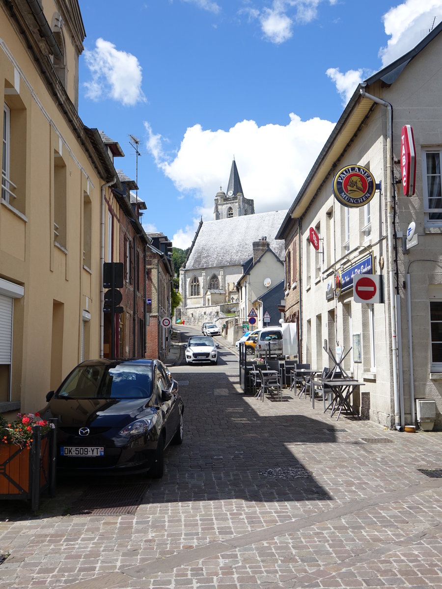 Villequier, Rue Auguste Vacquerie mit St. Martin Kirche (14.07.2016)