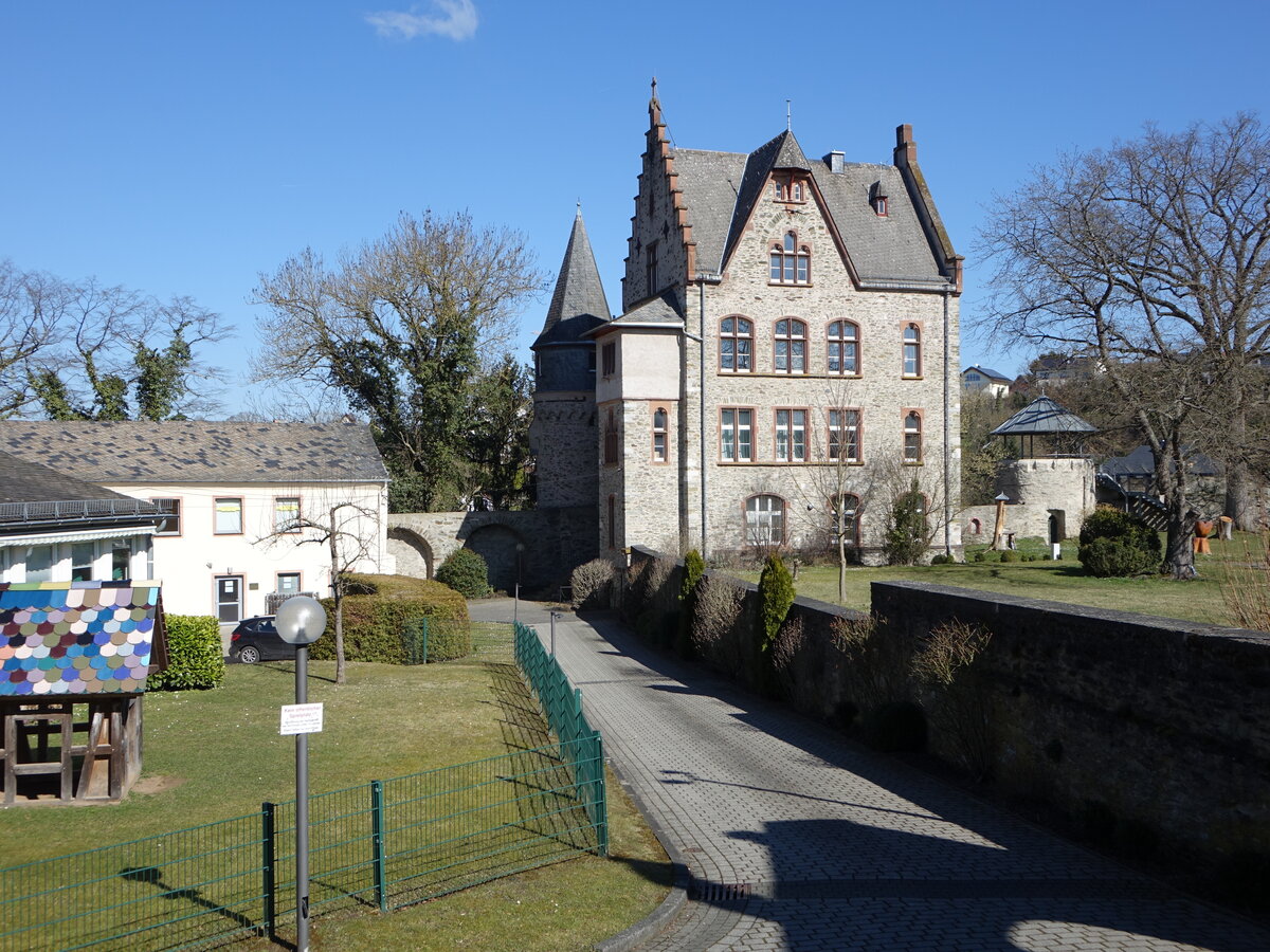Villmar, kath. Pfarrhaus von 1890 mit Wehrturm aus dem 14. Jahrhundert (19.03.2022)