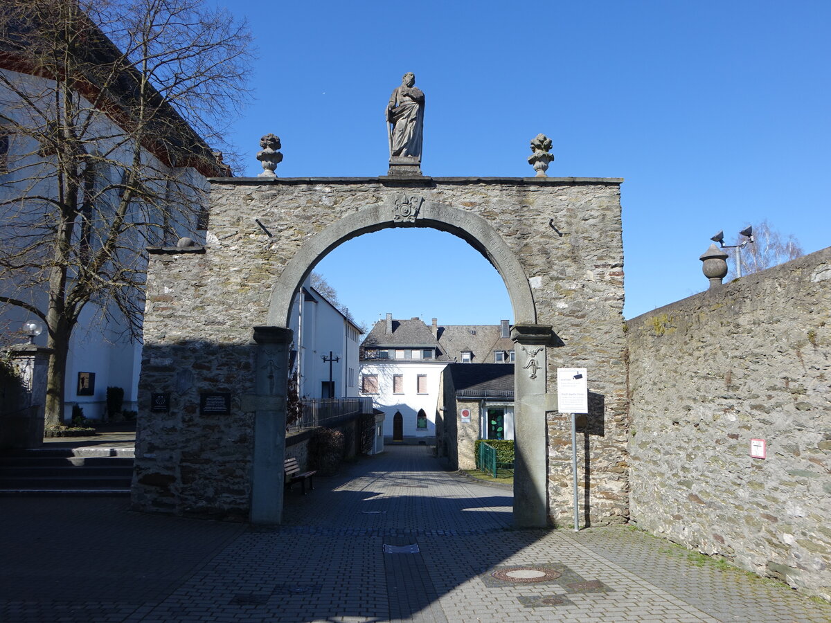 Villmar, St. Matthias Pforte, barockes Hauptportal zur ehem. Klosteranlage, erbaut 1758 (19.03.2022)