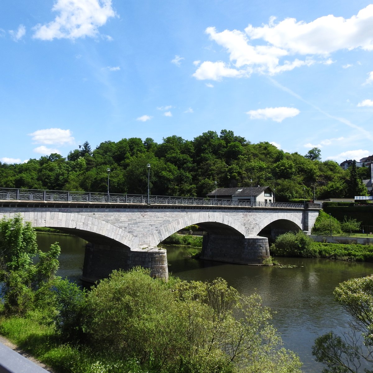 VILLMAR/LAHN-MARMORBRCKE
Ein ganz besonderes Bauwerk,1894/95 aus Lahnmarmor erbaut und seit 1985 als technisches Denkmal
geschtzt,hier am 12.6.2017....