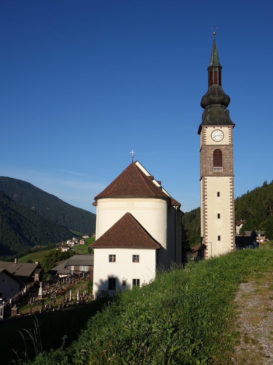 Villn, Pfarrkirche St. Peter und Paul, erbaut Ende des 18. Jahrhunderts nach Plnen des Bozner Baumeisters Matthus Wachter (14.09.2019)