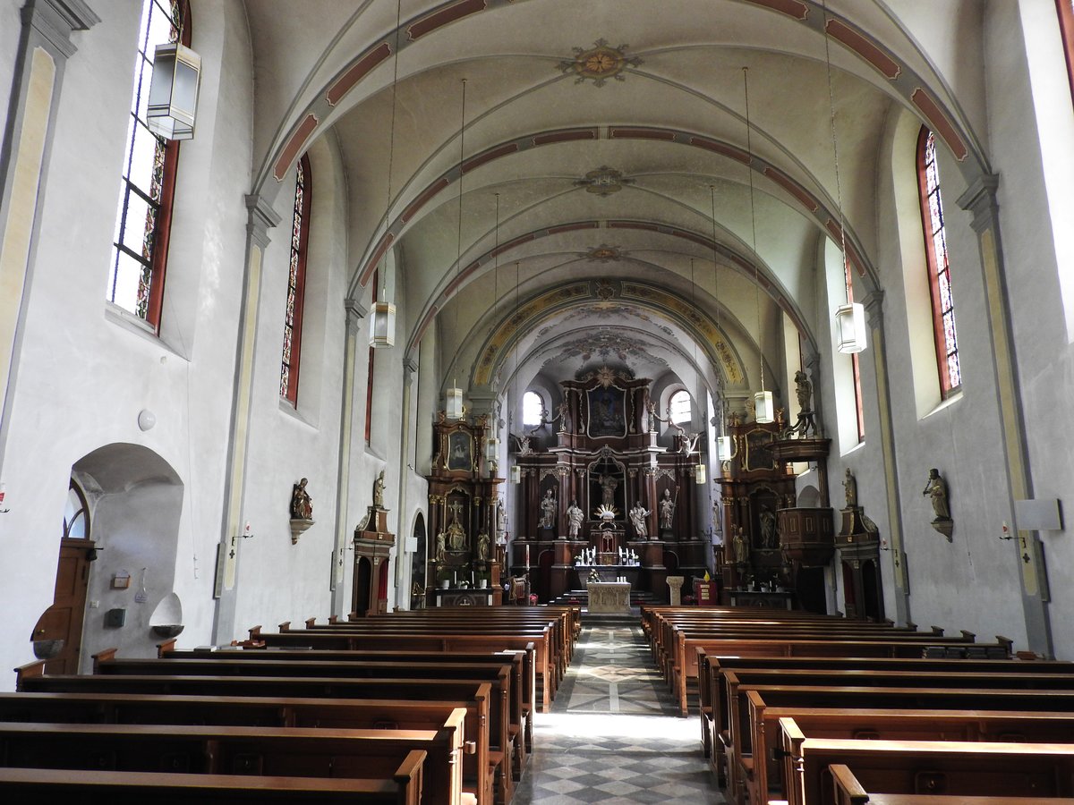 VILMAR (LAHN)-KATH. PFARRKIRCHE ST. PETER UND PAUL
Im kleinen Lahnort VILMAR steht die rmisch-katholische Pfarrkirche  ST. PETER UND PAUL ,
1746-49 unter Leitung des aus Tirol stammenden THOMAS NEUROHR als groe,
fnfjochige Saalkirche errichtet- im Innenraum findet man eine reiche,sptbarocke Ausstattung...
hier am 28.4.2018 mit Blick zum prchtigen Hochaltar.....