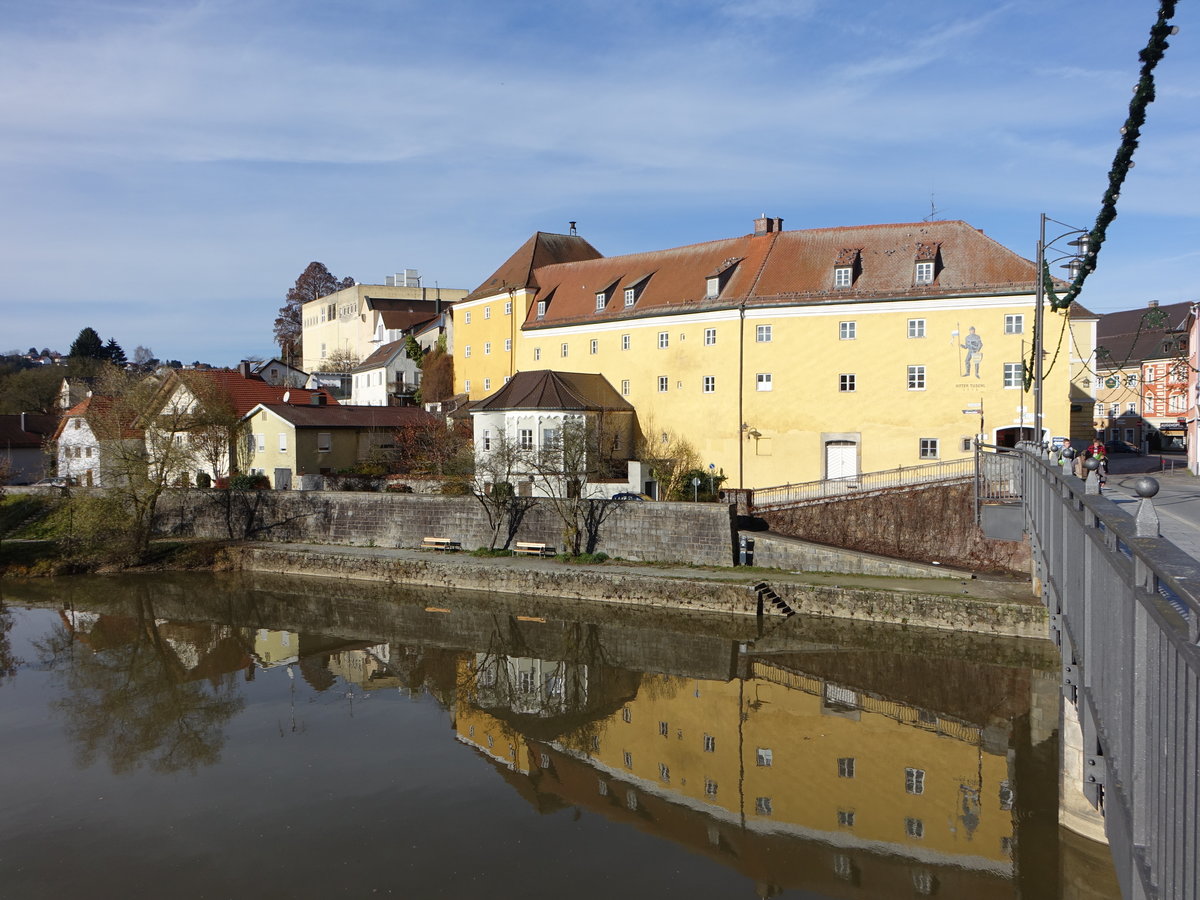 Vilshofen, ehem. Brgerspital, Winkelfrmiger Komplex, Ostflgel dreigeschossiger Kopfbau mit Walmdach und Passage, daran Sdflgel, gestreckter, dreigeschossiger Satteldachbau, im Kern sptmittelalterlich, erbaut bis 1794 (20.11.2016)