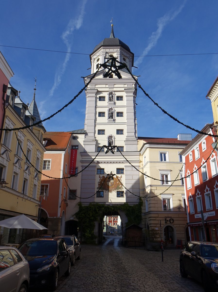 Vilshofen, Stadtturm, Neungeschossiger Turm mit Welscher Haube, rundbogiger Durchfahrt und Putzgliederungen, frhbarock, erbaut 1644 von Bartholomus Viscardi (20.11.2016)