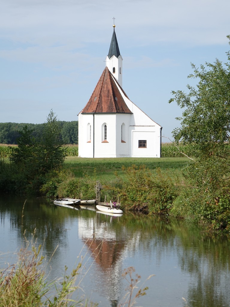 Vilsshl, St. Erasmus Kirche, sptgotische Saalkirche, erbaut im 14. Jahrhundert, 
westlicher Dachreiter mit Spitzhelm (15.08.2015)