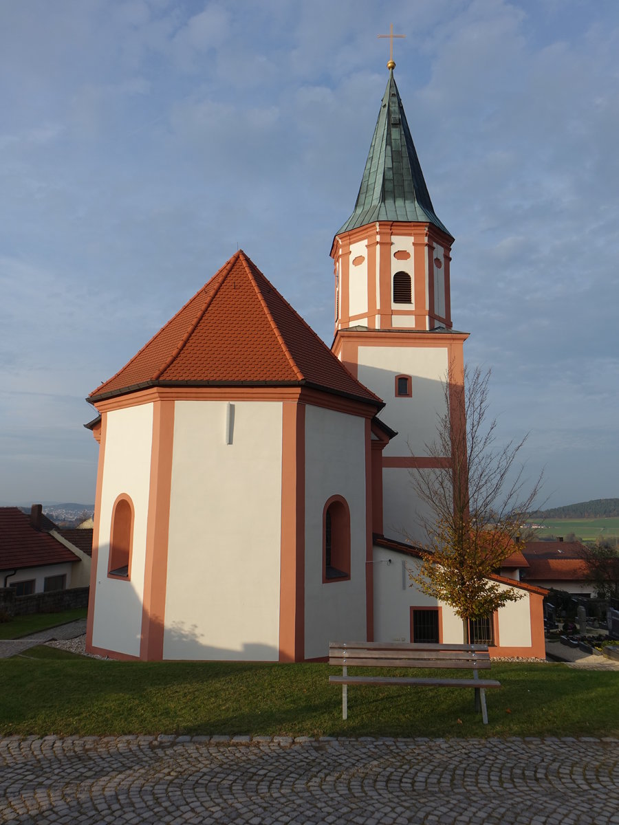 Vilzing, katholische Expositurkirche St. Laurentius, Saalbau mit eingezogener Apsis, erbaut bis 1696 (04.11.2017) 