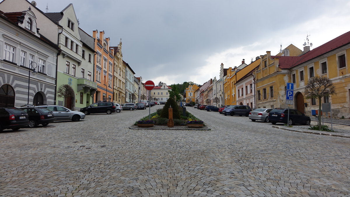 Vimperk, historische Huser am Stadtplatz Namesti Svobody (25.05.2019)
